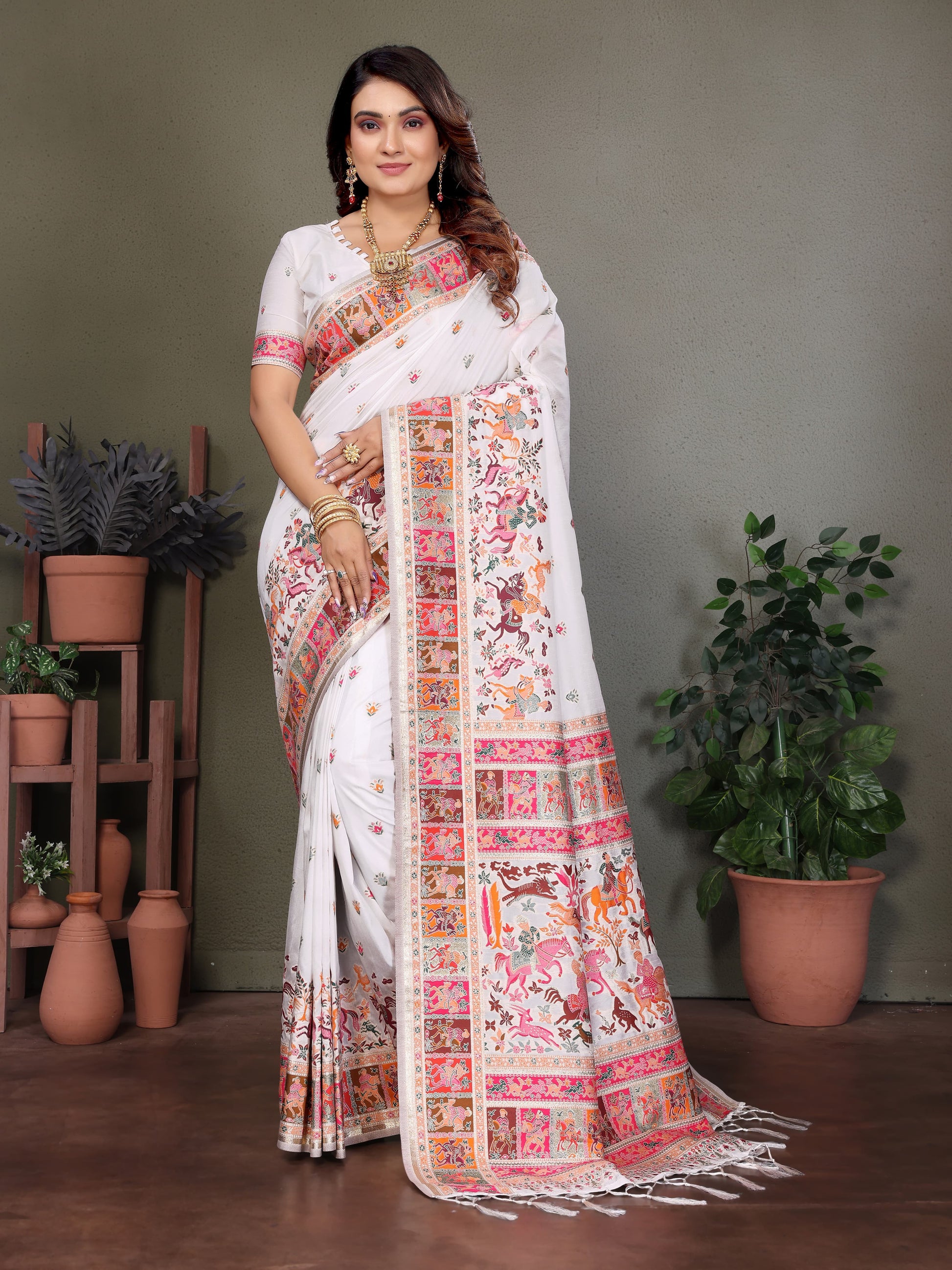 Elegant White Soft Silk Saree Traditional Print & Rich Pallu With Blouse