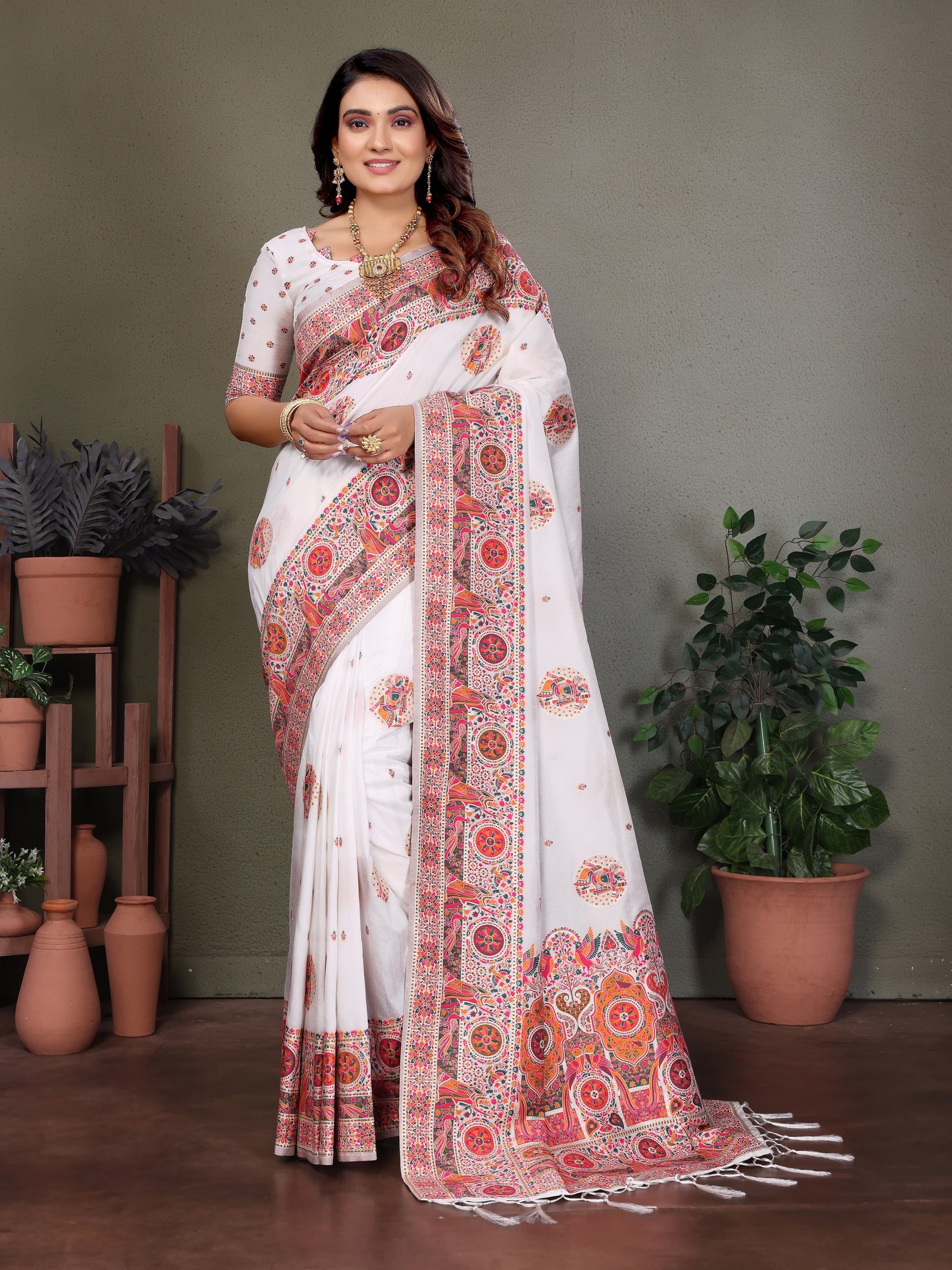 Elegant White Soft Silk Saree Traditional Print & Rich Pallu With Blouse