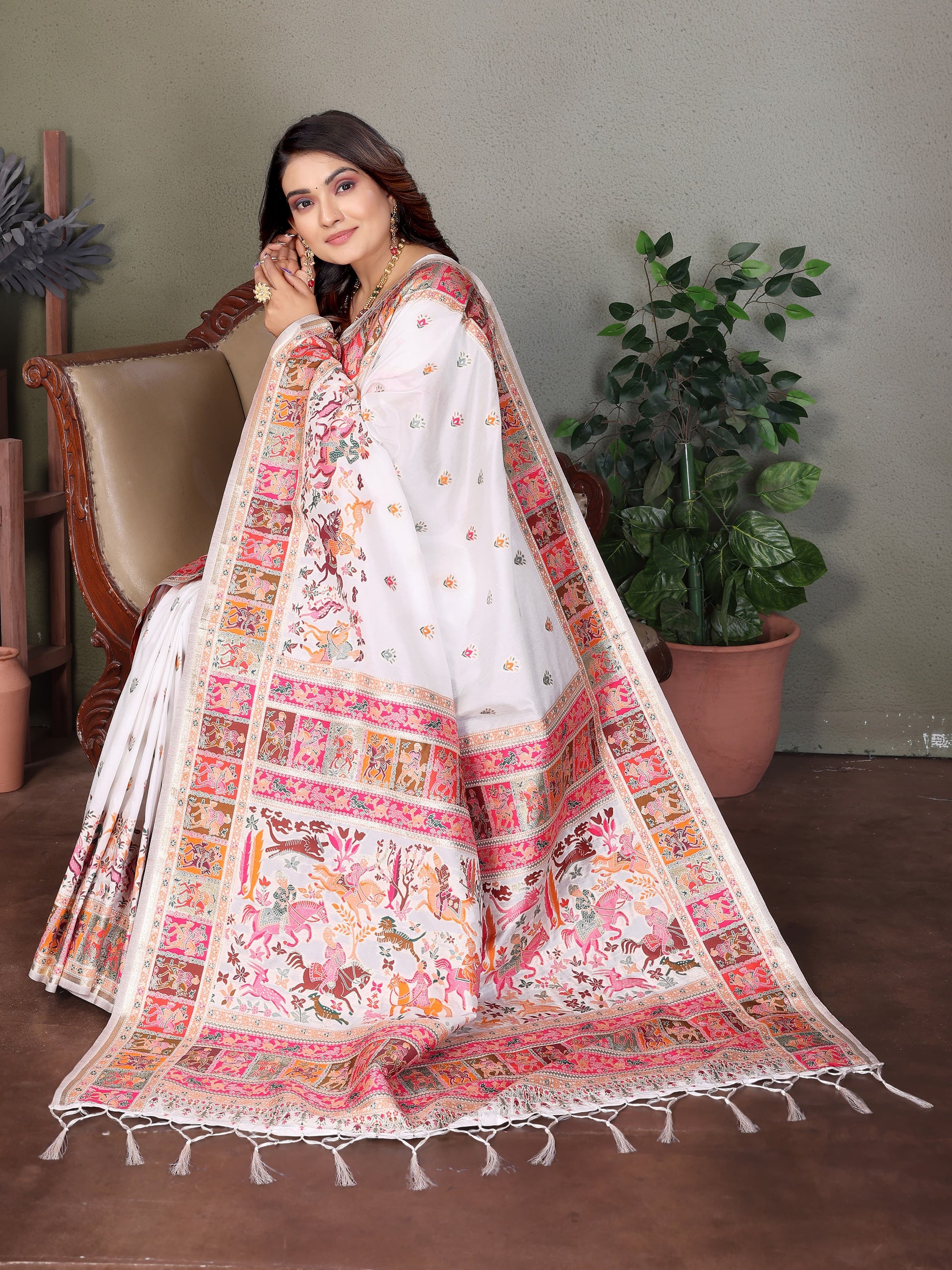 Elegant White Soft Silk Saree Traditional Print & Rich Pallu With Blouse